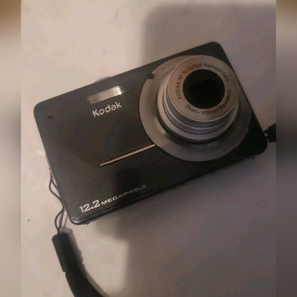 Kodak EasyShare M341 Digital Camera 12.2MP. No charger/battery Works